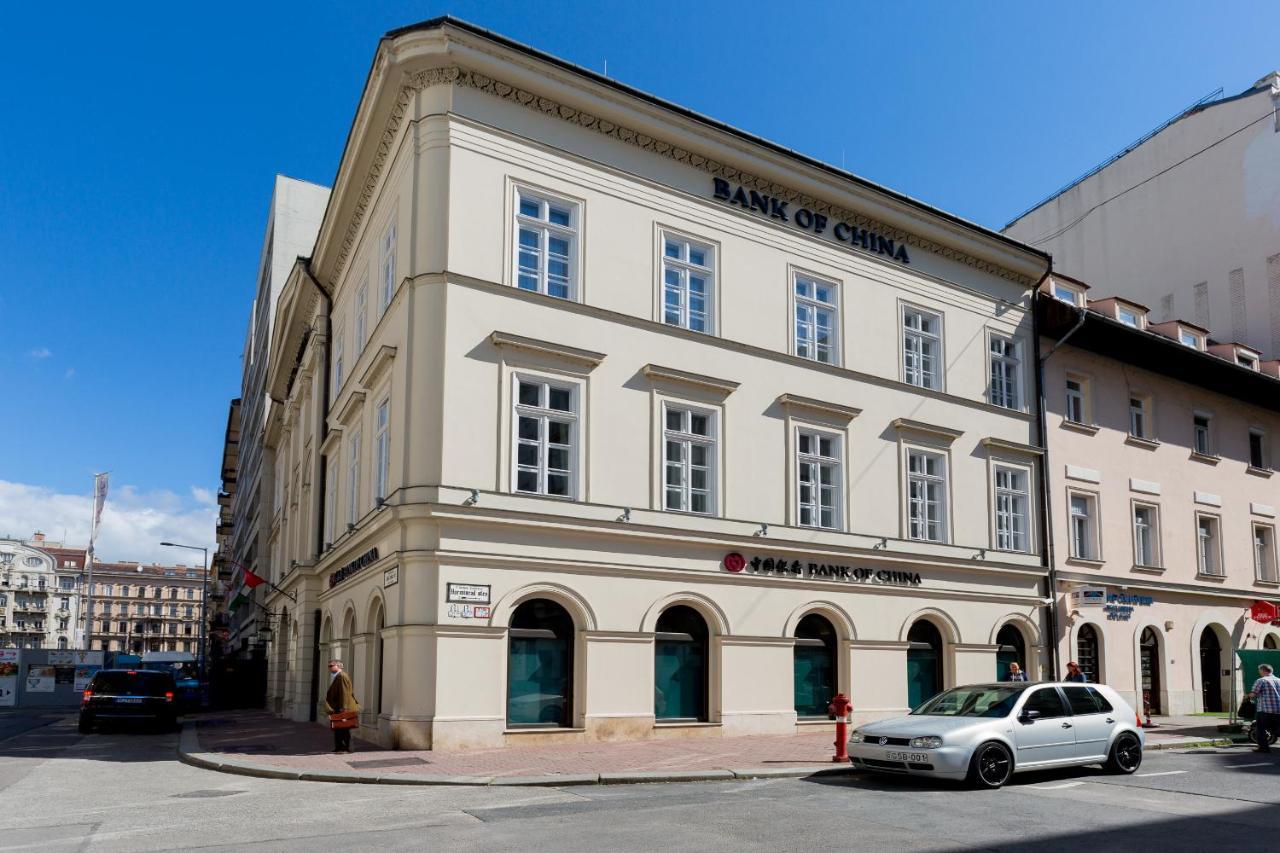 Budapest Central Square 2 Bedrooms Suite - Michaelides Voeroesmarty Square Residences ภายนอก รูปภาพ