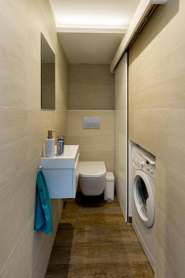 Budapest Central Square 2 Bedrooms Suite - Michaelides Voeroesmarty Square Residences ภายนอก รูปภาพ