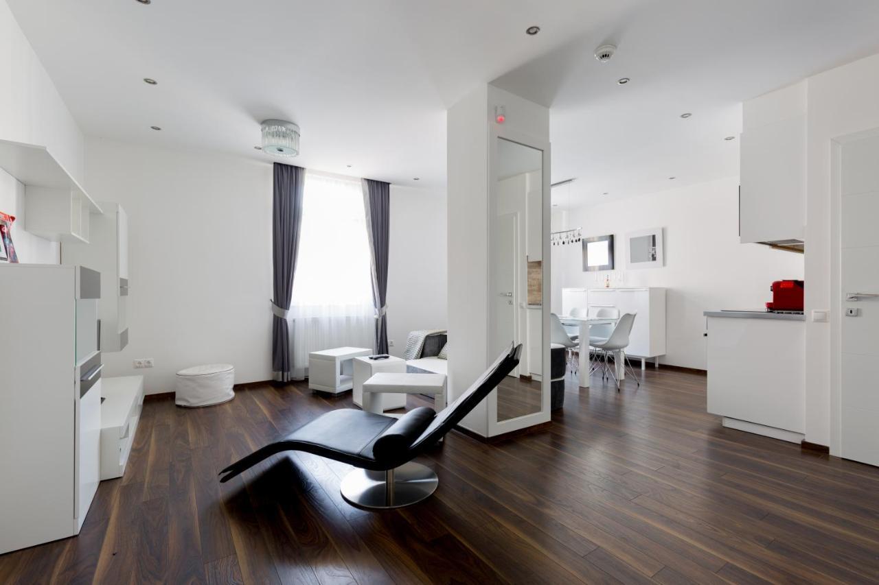 Budapest Central Square 2 Bedrooms Suite - Michaelides Voeroesmarty Square Residences ภายนอก รูปภาพ